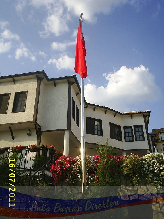 bayrak direği kosova